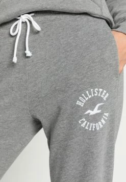 Hollister Co. LOGO JOGGER - Jogginghose - Light Grey | Damen -Hollister Co Verkäufe 2022 072ed919a6d64df9b4c1e47b232fa592