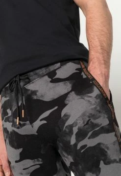 Hollister Co. ALL DAY GAME PLAY BABY TAPES - Jogginghose - Black Camo | Herren 11 Hollister Co. ALL DAY GAME PLAY BABY TAPES - Jogginghose - Black Camo | Herren -Hollister Co Verkäufe 2022 25bab2545b7a407f8c650e83ae34ae99