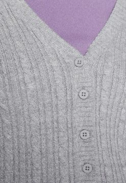 Hollister Co. ASIA CROP - Strickjacke - Grey Cable | Damen -Hollister Co Verkäufe 2022 2ea117e10e9846fcb3e704bf027aae68