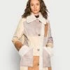 Hollister Co. PATCHWORK LONG SHEARLING COAT - Wintermantel - Tan | Damen -Hollister Co Verkäufe 2022 5544d580cb9c4e088f00b67105899e3f