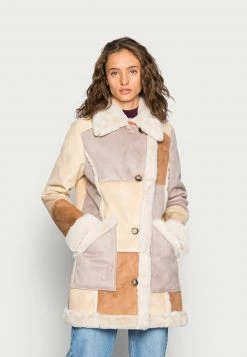 Hollister Co. PATCHWORK LONG SHEARLING COAT - Wintermantel - Tan | Damen