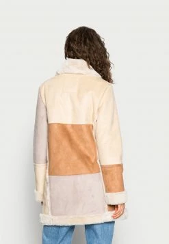 Hollister Co. PATCHWORK LONG SHEARLING COAT - Wintermantel - Tan | Damen -Hollister Co Verkäufe 2022 7a410e8b74324d3fa24327133c2e5b27