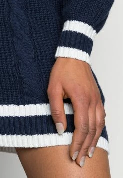 Hollister Co. VARSITY WEBEX DRESS - Strickkleid - Navy With White Tipping | Damen -Hollister Co Verkäufe 2022 80ca860a2e164847872afc14d11cd83b