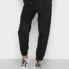 Hollister Co. LOGO DAD JOGGER - Jogginghose - Black | Damen -Hollister Co Verkäufe 2022 9d36781f457f45fcb11fdf8a38d3ce55