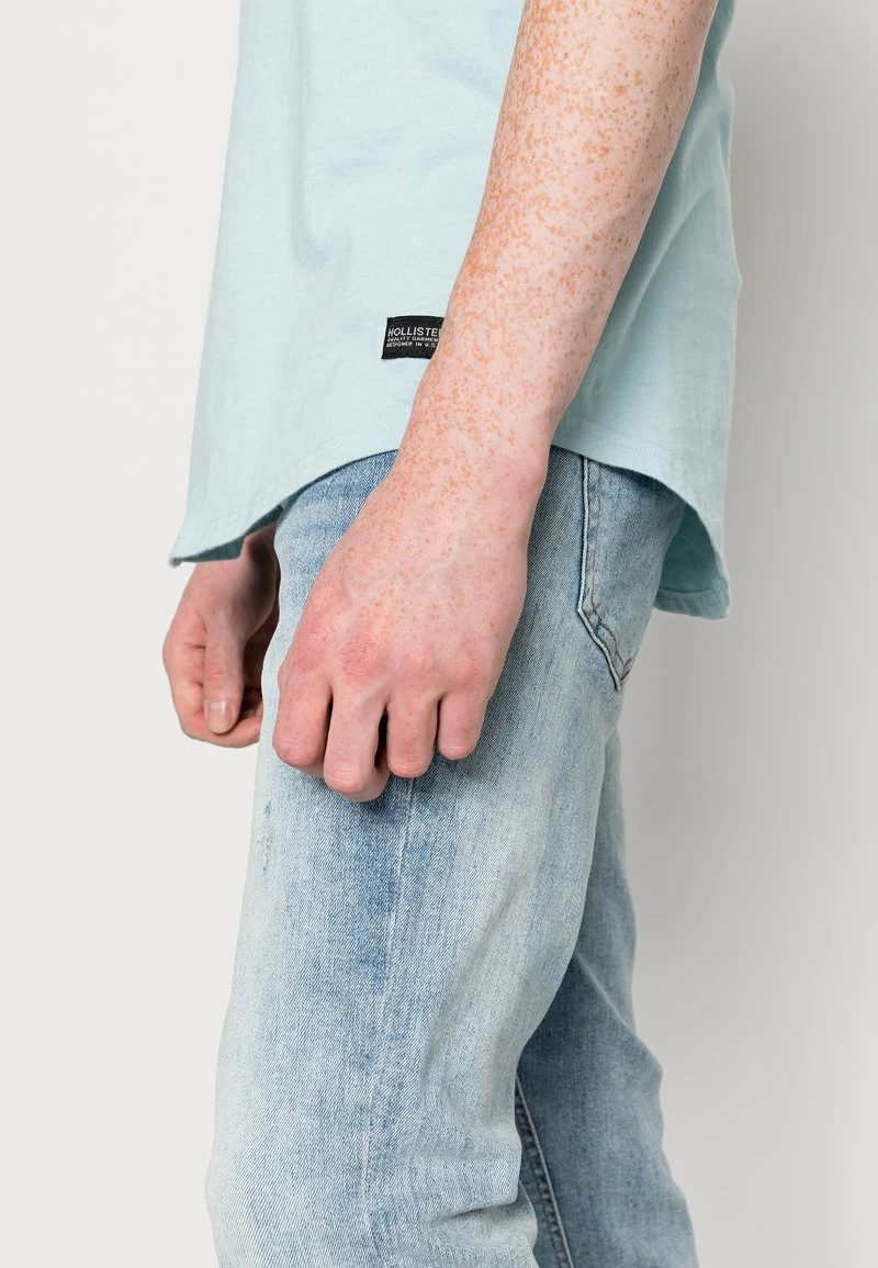 Hollister Co. ELEVATED - T-Shirt Basic - Blue | Herren 7 Hollister Co. ELEVATED - T-Shirt Basic - Blue | Herren – Bild 5