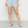 Hollister Co. CHAIN 80S MOM SUPER LIGHT SHARK - Jeans Shorts - Light Blue | Damen