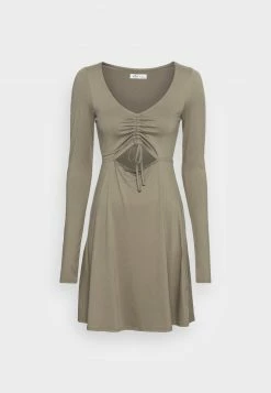 Hollister Co. CUTOUT CINCH FRONT DRESS - Jerseykleid - Olive | Damen -Hollister Co Verkäufe 2022 fcbf157895a7407eae5dfc9c8d83d5e9